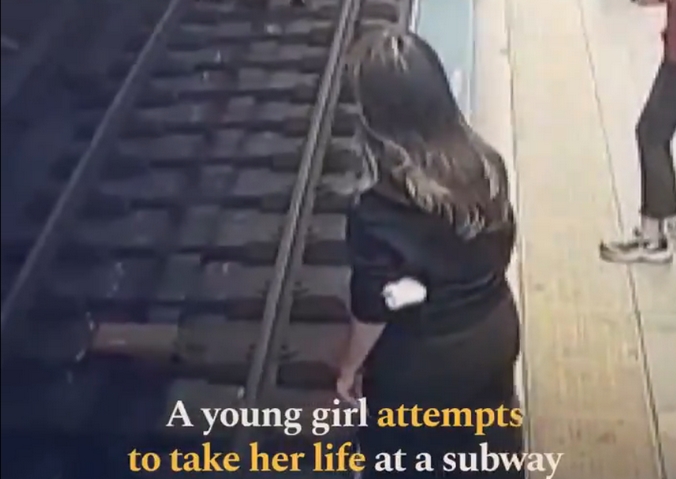 Βίντεο σοκ: Γυναίκα στην Τουρκία πηδάει στις γραμμές του μετρό πριν έρθει ο συρμός αλλά δεν παθαίνει τίποτα