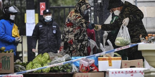 Κίνα: Η αύξηση κρουσμάτων κορονοϊού φέρνει όλο και περισσότερα lockdown – “Δεν υπάρχουν τρόφιμα”