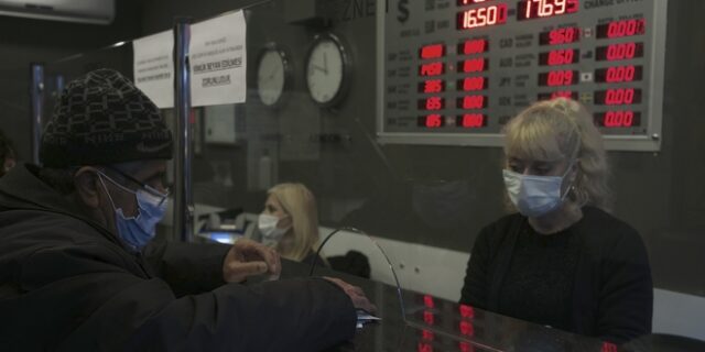 Πτώση λίρας: Ο Ερντογάν “κινεζοποιεί” την Τουρκία με θρησκευτικά οικονομικά