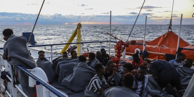 Δύο πλοία γερμανικών ΜΚΟ με σχεδόν 300 μετανάστες ψάχνουν λιμάνι