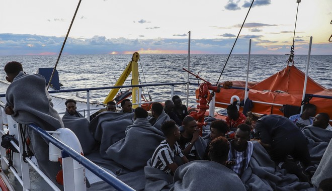Δύο πλοία γερμανικών ΜΚΟ με σχεδόν 300 μετανάστες ψάχνουν λιμάνι