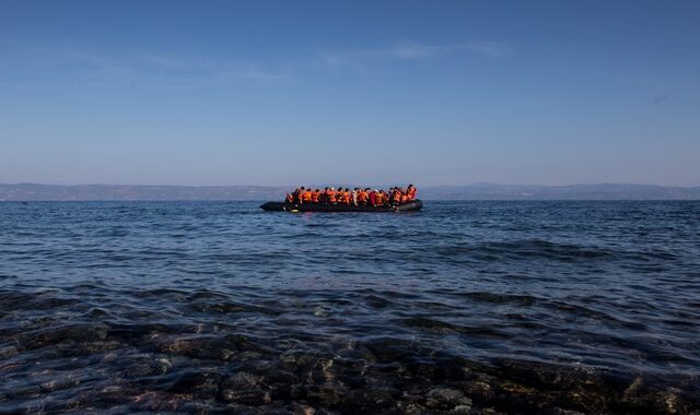 Ναυάγιο στη Φολέγανδρο: Τουλάχιστον 3 οι νεκροί και δεκάδες οι αγνοούμενοι