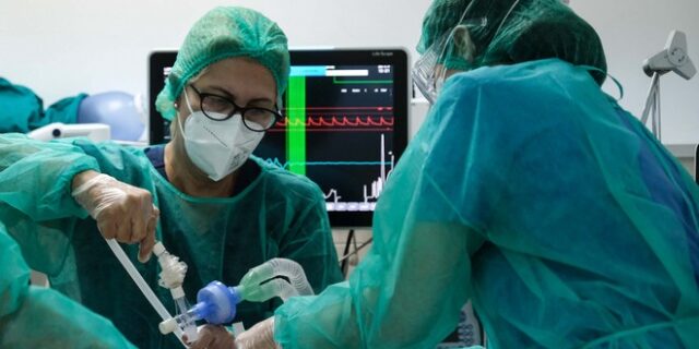 Κορονοϊός: Τι σημαίνουν οι 700 διασωληνώσεις – Ποιο είναι το επόμενο κρίσιμο επίπεδο