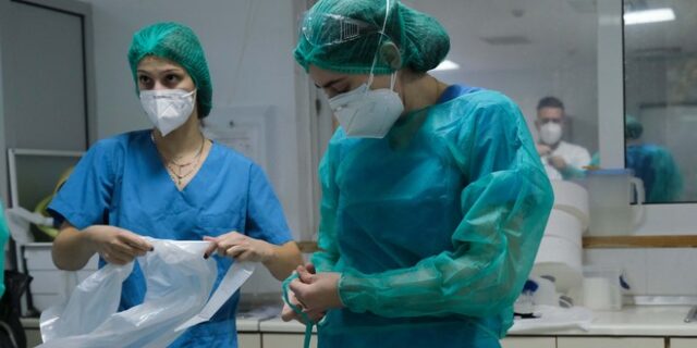 Κορονοϊός: Ανεμβολίαστος 20χρονος διασωληνώθηκε στον Ευαγγελισμό
