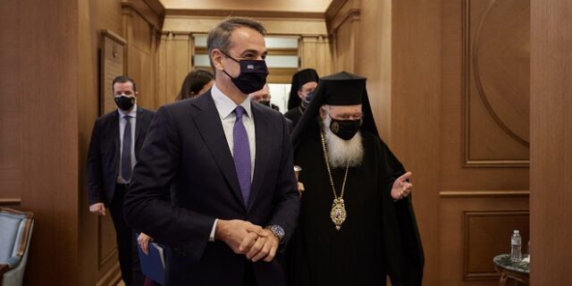 Ο “φιλελευθερισμός” του Μητσοτάκη τρέχει από τα ράσα των Μητροπολιτών…