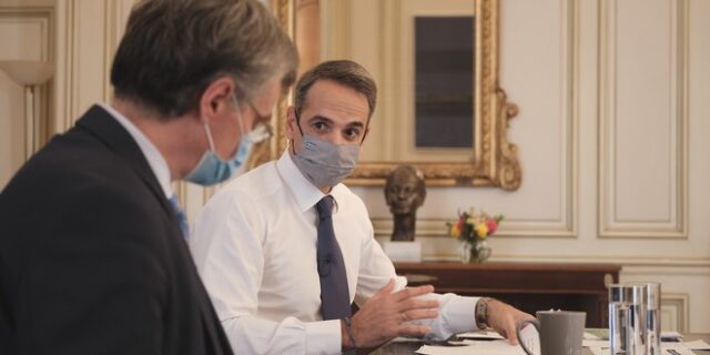 Σύσκεψη Μητσοτάκη-Τσιόδρα στη σκιά των 21.657 κρουσμάτων