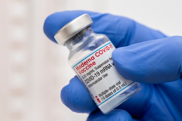 Το εμβόλιο Moderna μετά από Pfizer ή AstraZeneca παρέχει καλύτερη ανοσιακή προστασία