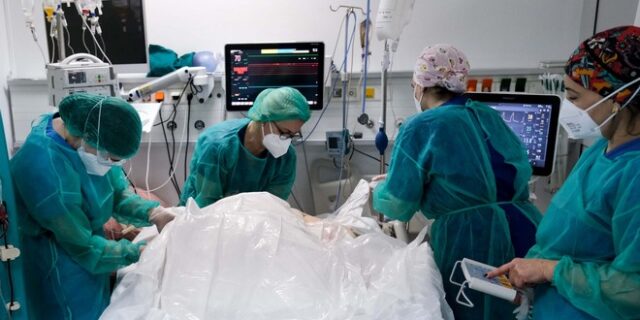 ΕΟΔΥ: 39 νεκροί με κορονοϊό και 25 διασωληνωμένοι – Στην Ελλάδα η μετάλλαξη Pirola