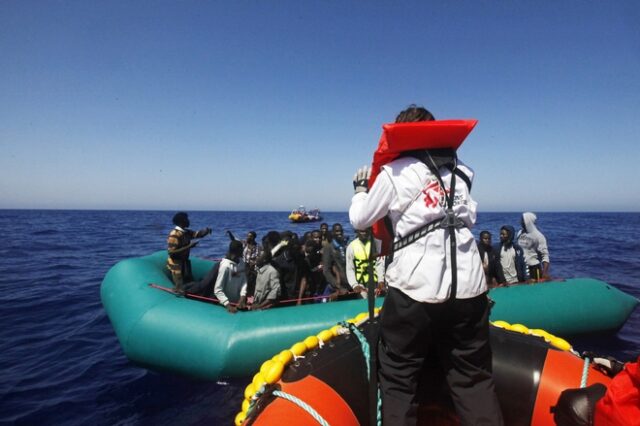 Μετανάστες: Πλοίο των Γιατρών Χωρίς Σύνορα διέσωσε 240 ανθρώπους σε μερικές ώρες