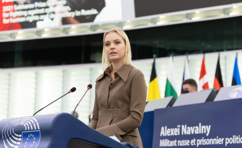 Ευρωκοινοβούλιο: Η κόρη του Ναβάλνι παρέλαβε το βραβείο Ζαχάρωφ