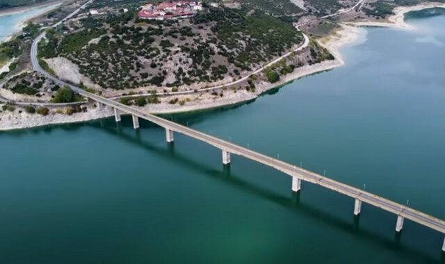 Η Νεράιδα, με την υπέροχη θέα στη γέφυρα Σερβίων και τη λιμνη Πολυφύτου