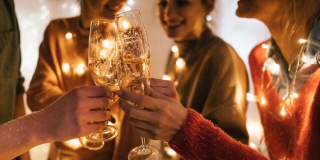 Παραμονή Πρωτοχρονιάς: Πώς θα κάνουμε αλλαγή χρόνου – Μαγαζιά μέχρι τις 02.00