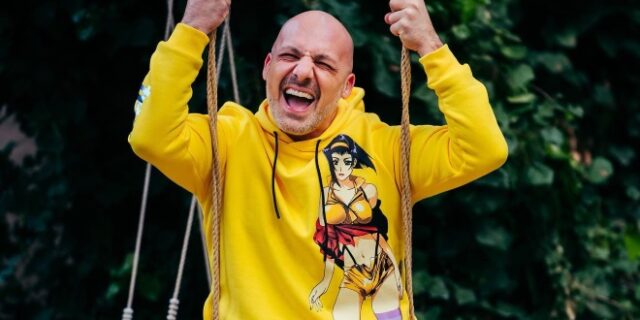 Νίκος Μουτσινάς: Δοκιμάζει τις δυνάμεις του και στο τραγούδι και πάει J2US