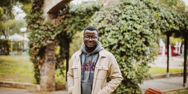 Ένας φοιτητής πρόσφυγας στην Ελλάδα κυνηγάει το όνειρό του να γίνει γιατρός