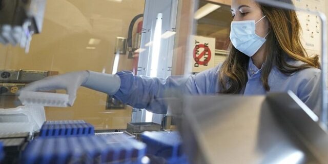 Μόσιαλος: Με την Όμικρον θα κολλήσουν πολύ περισσότεροι από ό,τι με τη Δέλτα