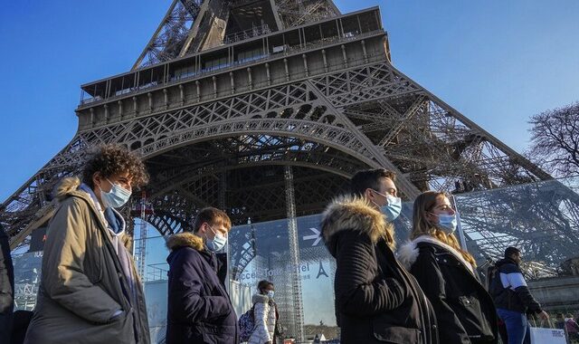 Στο έλεος της Όμικρον η Ευρώπη – Σπάει το ένα ρεκόρ μετά το άλλο