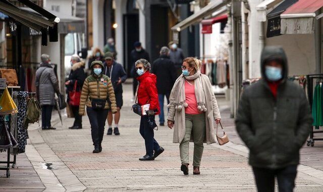 Μετάλλαξη Όμικρον: Γιατί είναι πιο μεταδοτική και ποιος ο ρόλος του κοινού κρυολογήματος