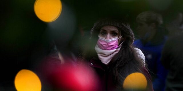 Μετάλλαξη Όμικρον: “Θετική εικόνα” για τη σοβαρότητα του στελέχους δείχνει έρευνα