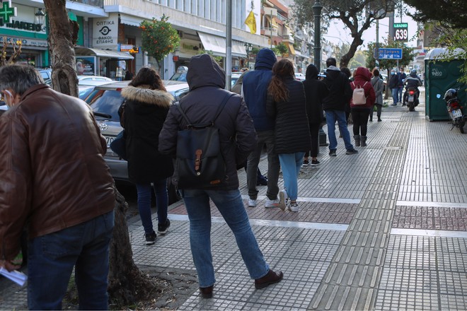 Κορονοϊός: Πότε κάνουμε PCR και πότε rapid test – Ουρές έξω από τα διαγνωστικά