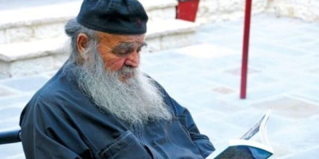 Iερομόναχος Αθανάσιος Χατζής: Πέθανε από κορονοϊό ο “καλόγερος του λαού”