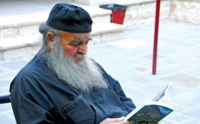 Iερομόναχος Αθανάσιος Χατζής: Πέθανε από κορονοϊό ο “καλόγερος του λαού”