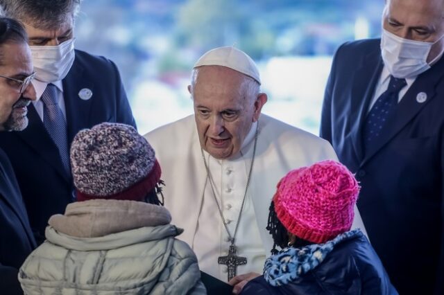 Λέσβος: Το συγκινητικό καλωσόρισμα πρόσφυγα στον Πάπα