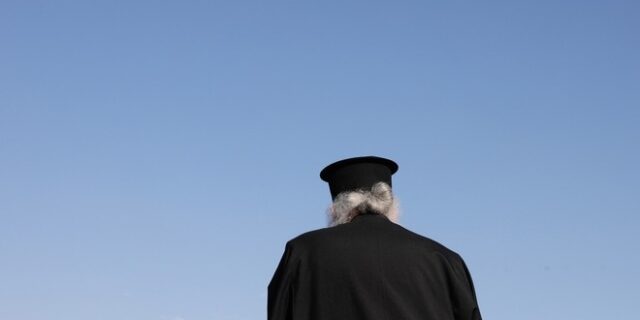 Ξέσπασμα του ιερέα από τον Κολωνό: Ψέματα ότι πήγα να αυτοκτονήσω, ούτε καν ξέρω την 12χρονη – Βιάζουν την οικογένειά μου