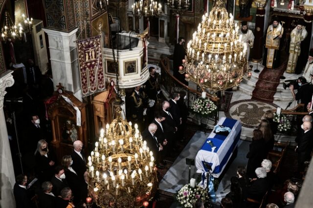 Κάρολος Παπούλιας: Αυτήν την ώρα η κηδεία του – Στα Ιωάννινα την Πέμπτη η ταφή του
