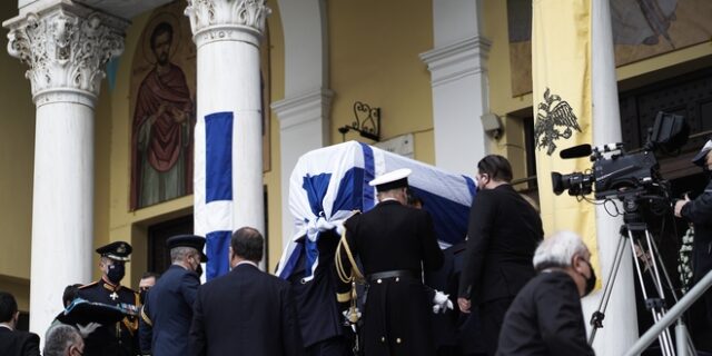 Το τελευταίο αντίο στον Κάρολο Παπούλια