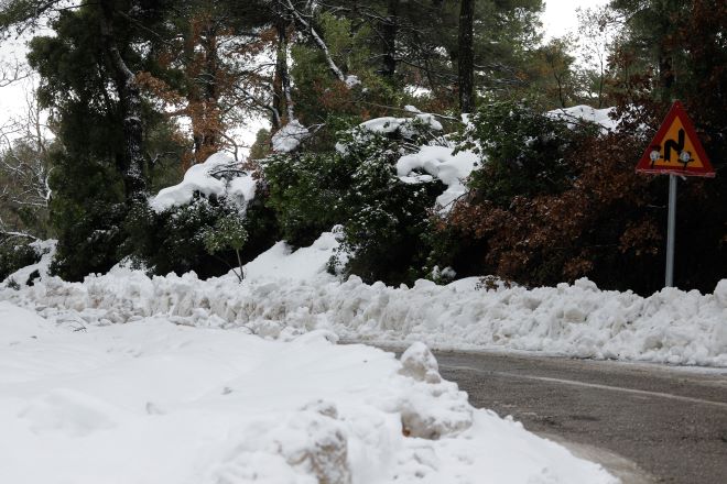 Κακοκαιρία Φίλιππος: Έντονη χιονόπτωση στο Πήλιο – Πάνω από μισό μέτρο το χιόνι