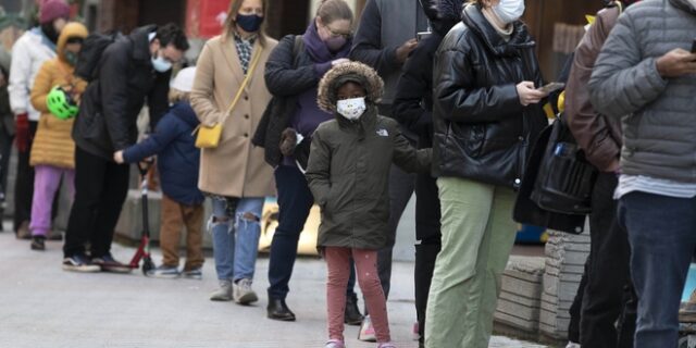 Μετάλλαξη Όμικρον – ΠΟΥ: Πιο μεταδοτική από τη Δέλτα αλλά με ηπιότερα συμπτώματα