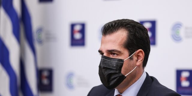 Ο Άη Βασίλης φέρνει δώρα και υποχρεωτικό εμβολιασμό 