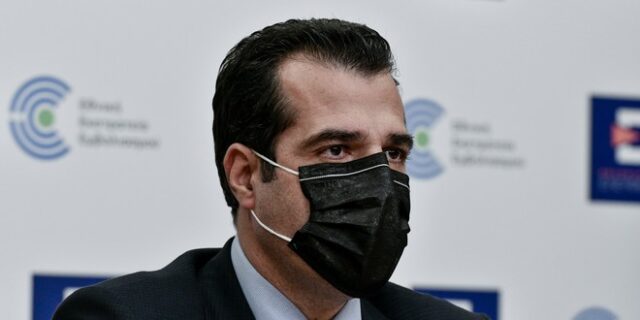 Πρόστιμο 100 ευρώ: Ειδικές επιτροπές θα εξετάζουν αιτήσεις όσων δεν μπορούν να εμβολιαστούν – Οι ανακοινώσεις Πλεύρη