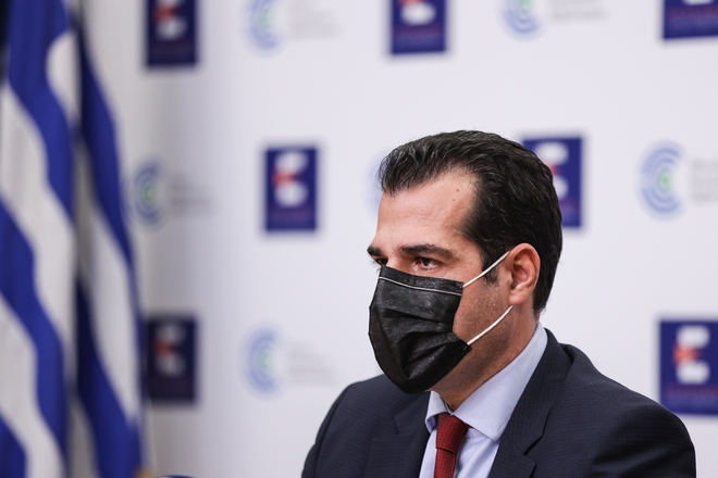 Ο Άη Βασίλης φέρνει δώρα και υποχρεωτικό εμβολιασμό