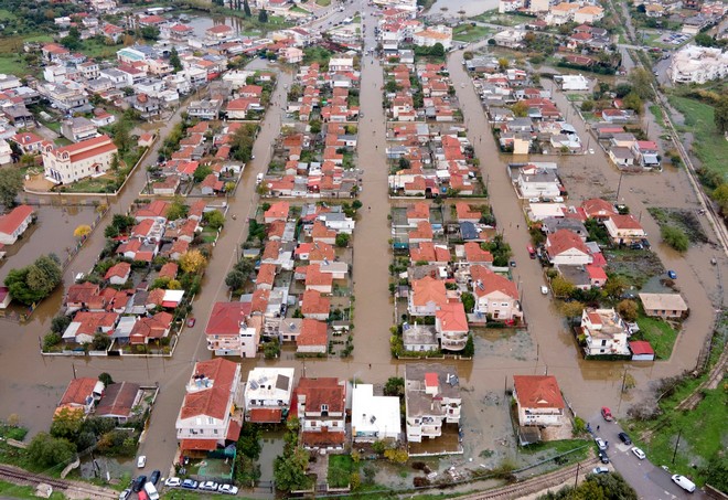 Κακοκαιρία: Σαρώνει τη χώρα – Πλημμύρισαν δρόμοι, υπερχείλισαν ποτάμια