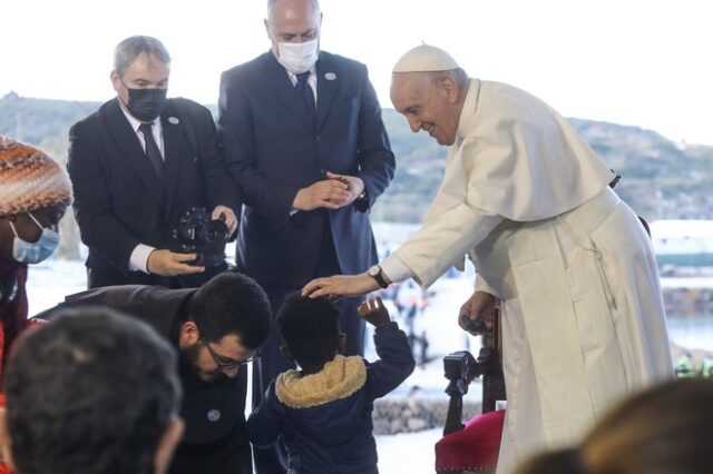 Πάπας Φραγκίσκος σε πρόσφυγες: “Όποιος σας φοβάται δεν σας έχει κοιτάξει στα μάτια”