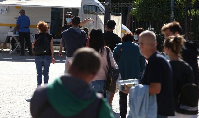 Κορονοϊός – Διασπορά: “Βράζουν” 12 περιοχές