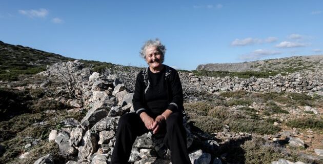Εμβολιάστηκε η κυρά Ρηνιώ, η μοναδική κάτοικος της Κινάρου