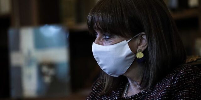 Η Πρόεδρος της Δημοκρατίας, δίπλα στους άστεγους του Πειραιά