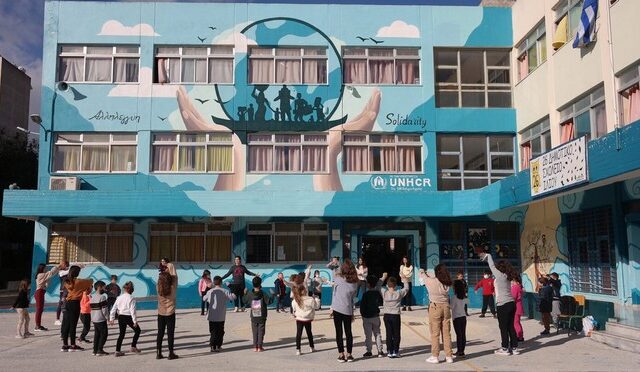 Η τοιχογραφία της αλληλεγγύης κοσμεί το 26ο Δημοτικό Σχολείο Ιλίου