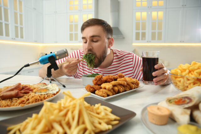 Το “mukbang” μπορεί να σε κάνει πλούσιο τρώγοντας