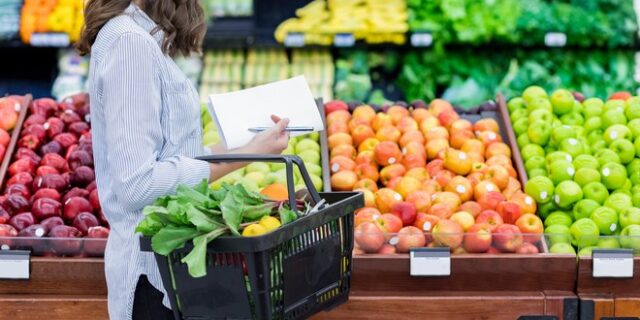 Ακρίβεια: Σε ασφυκτικό κλοιό ανατιμήσεων σε βασικά αγαθά, κατοικίες κι ενέργεια τα νοικοκυριά