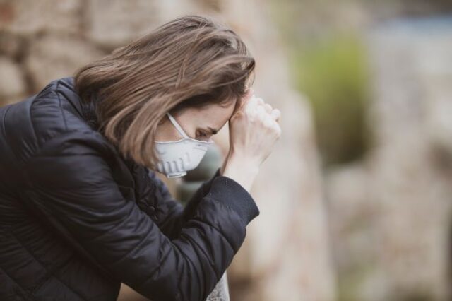 Κορονοϊός: Πώς προτείνουν οι ειδικοί να αντιμετωπίσετε το άγχος από τη νέα μετάλλαξη Όμικρον
