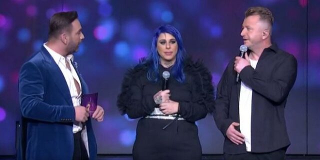 J2US: Η Super Κική έκανε… σκονάκι τους στίχους του S.A.G.A.P.O. στο χέρι της