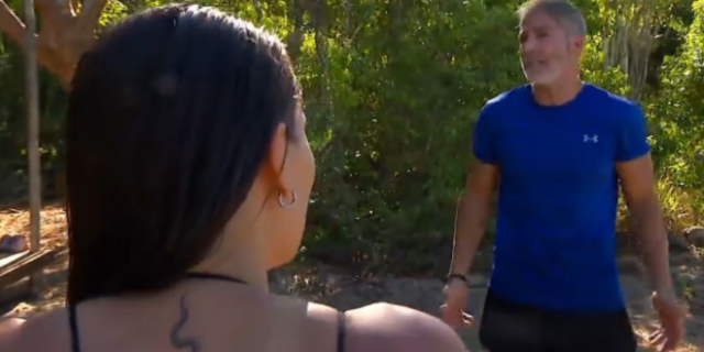 Survivor 5: Απίστευτη ένταση στους Μαχητές για μία καρύδα – “Ποιος έφαγε το δικό μου φαγητό;”