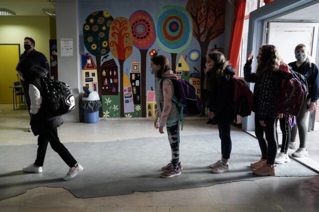 Κορονοϊός: Πόσο συμβάλλει στην εξάπλωση του κορονοϊού η λειτουργία των σχολείων