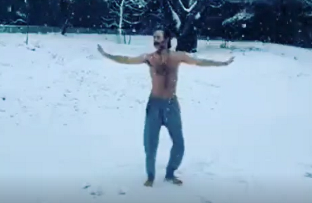 Θανάσης Ευθυμιάδης: Χορεύει ημίγυμνος και ξυπόλυτος στα χιόνια – Η “συνταγή” για την ευτυχία