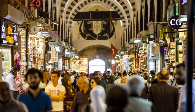 Spiegel για Τουρκία: Παράδεισος αγορών για Έλληνες και Βούλγαρους – Στην ουρά για ψωμί οι ντόπιοι