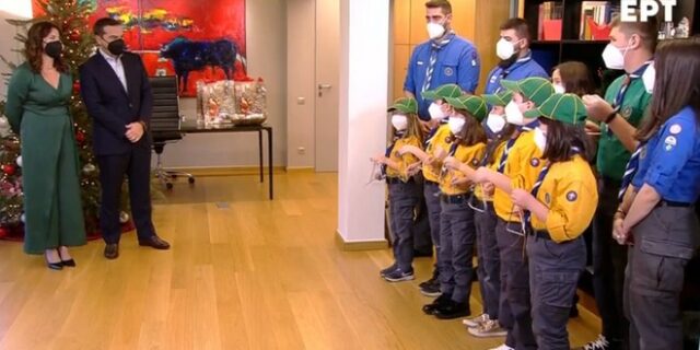 Τα κάλαντα των Χριστουγέννων στον Αλέξη Τσίπρα και τη Μπέττυ Μπαζιάννα