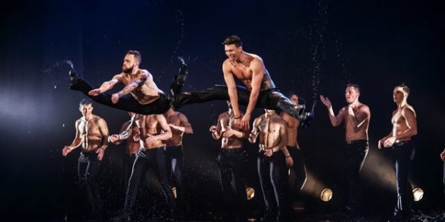 11 άνδρες αφήνουν τον κλασικό χορό και πειραματίζονται χορεύοντας στη βροχή!